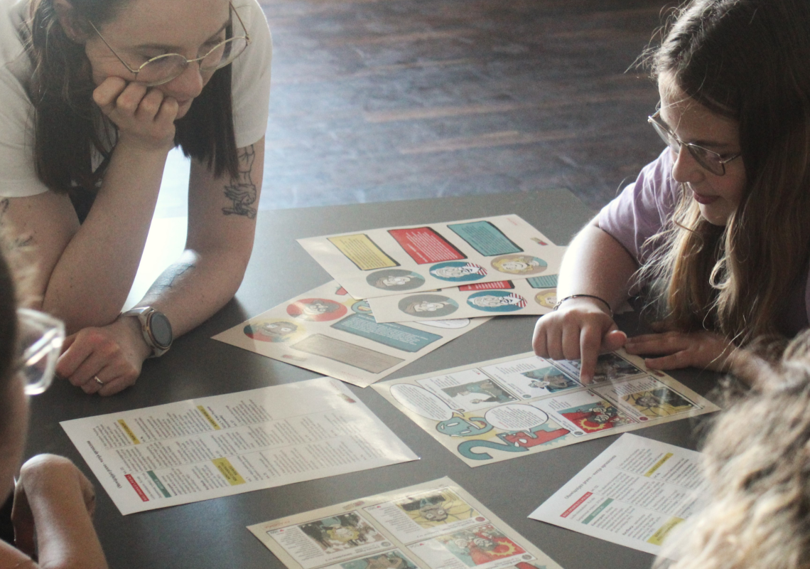 Jak wspierać dobrostan uczniów z doświadczeniem migracji? Rekomendacje CEO i IRC Polska