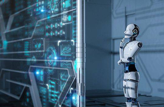 Raport nt. sztucznej inteligencji w polskiej szkole: dotychczasowe szkolenia MEN nieskuteczne