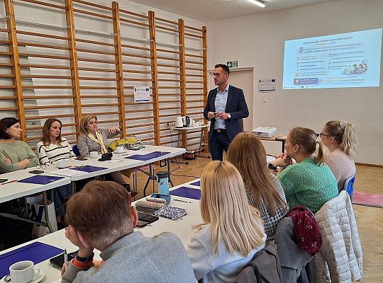 Szkolenia terenowe: Pułapki perfekcjonizmu i lęku przed porażką. Jak poprzez rozwój komunikacji zwiększyć skuteczność pracy nauczyciela i wspierać rozwój zawodowy?
